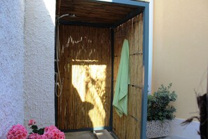 Douche, séchoir à cheveux, bidet, serviettes fournies