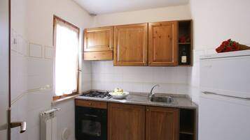 Refrigerador, parrilla de estufa y cafetera y tetera