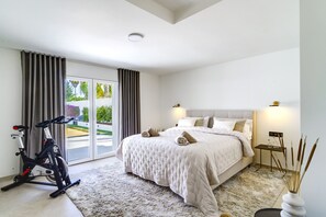 6 makuuhuonetta, tallelokero huoneessa, silitysrauta/-lauta