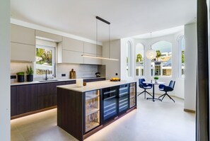Kühlschrank, Mikrowelle, Ofen, Geschirrspüler
