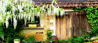 PRIVATE POOL!! Old Barn. With Stunning Views of the Chateau and the Valley