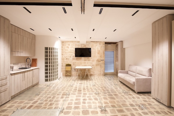 Vue d'ensemble du loft, avec grand espace à vivre.