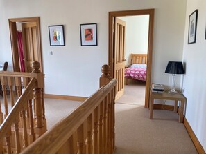 5 bedrooms, iron/ironing board, WiFi, bed sheets - Stunning modern home in a perfect location (Ballycastle)
