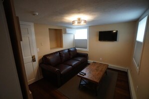 Flat-screen TV, Netflix - Sea Street Inn (Hyannis)