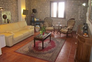 テレビ、DVD プレーヤー、書庫