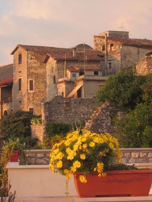 A stone building with multiple stories and a red-tiled roof. - Apartment with pool use, terrace, historical centre, for family (sermoneta)