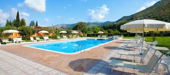Apartment with pool use, terrace, historical centre, for family