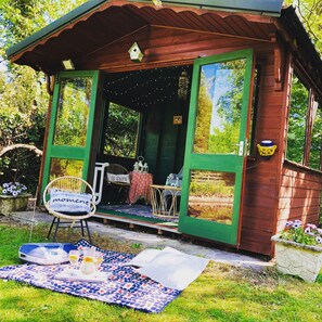 Outdoor dining - ROBIN COTTAGE IN THE HEART OF COUNTY ANTRIM . (muckamore)