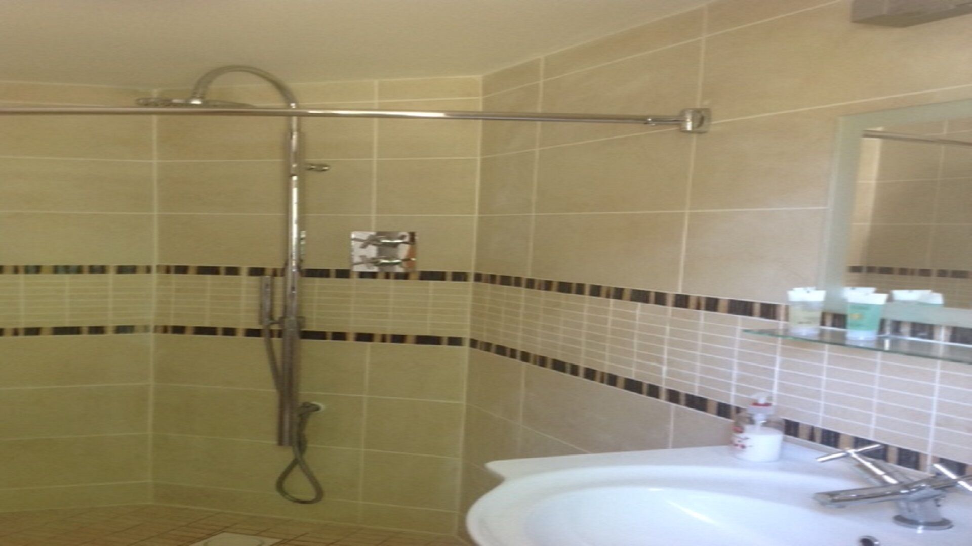 ROBIN COTTAGE IN THE HEART OF COUNTY ANTRIM .