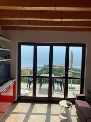 TV - La Quiete 56 Holideal Apartment (Tremosine)