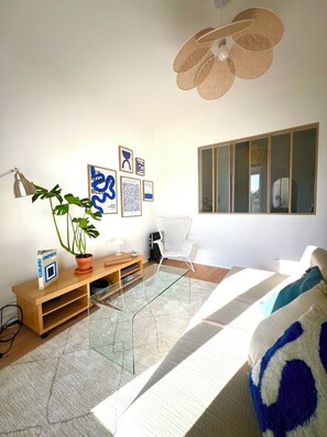 Télévision, lecteur de DVD, vidéothèque, chaîne hi-fi