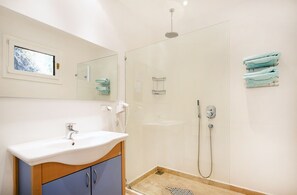 Bathtub, towels