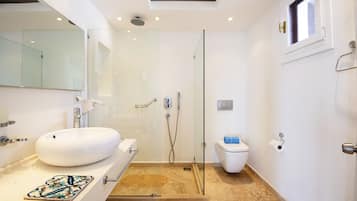 Bathtub, towels