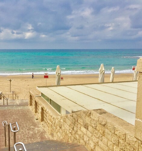 LUXURY DUPLEX MIT GARTEN UND TERRASSE AM MEER, KOSTENLOSES WIFI 