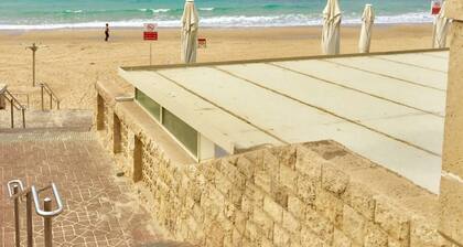 LUXURY DUPLEX MIT GARTEN UND TERRASSE AM MEER, KOSTENLOSES WIFI