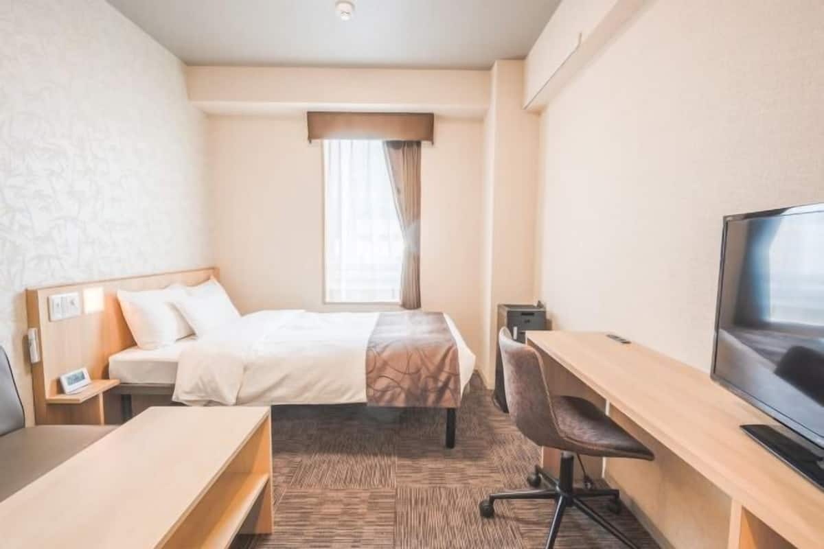 Desk, soundproofing, free WiFi