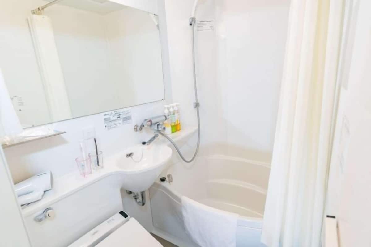 Combined shower/tub, free toiletries, hair dryer, slippers