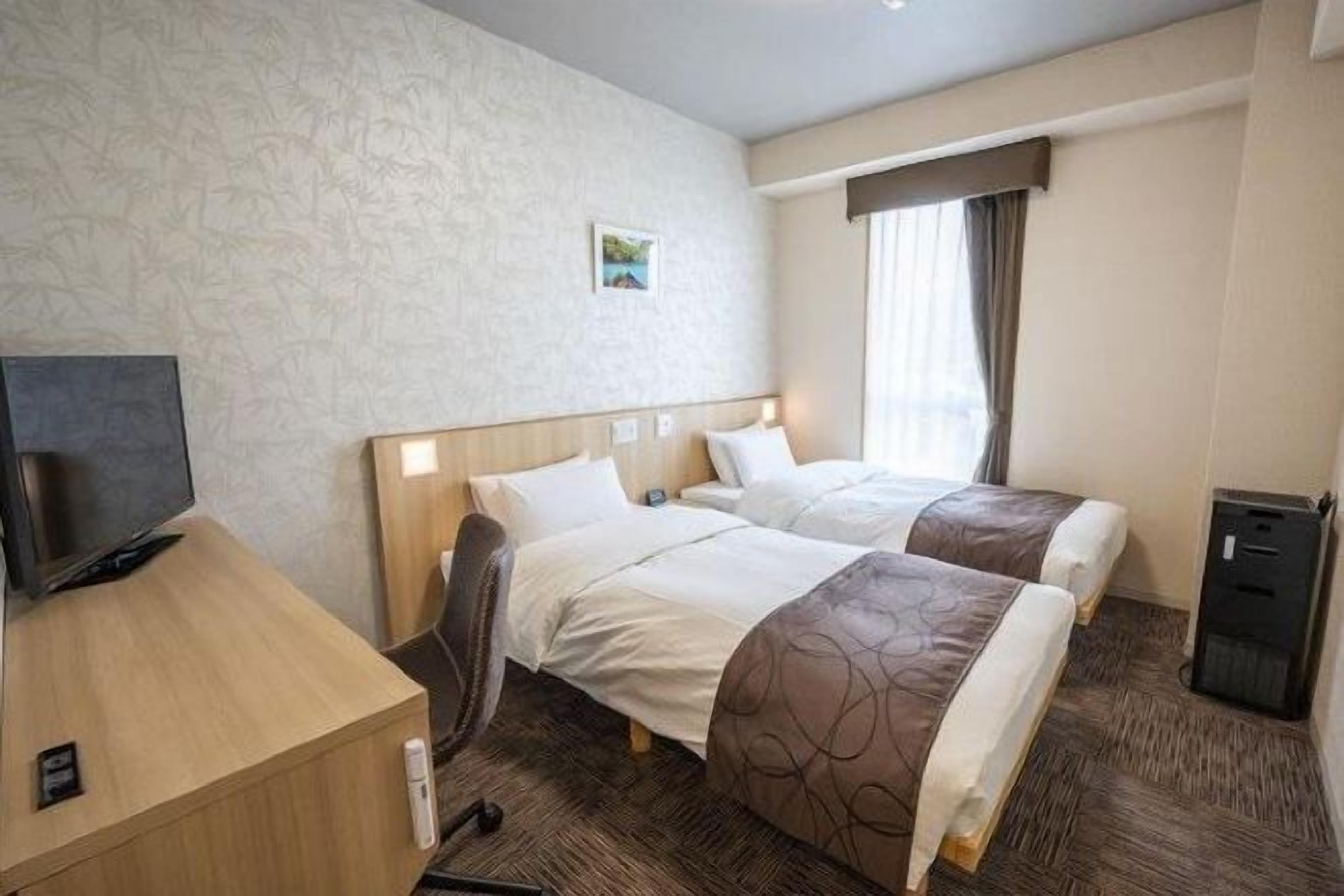 Desk, soundproofing, free WiFi