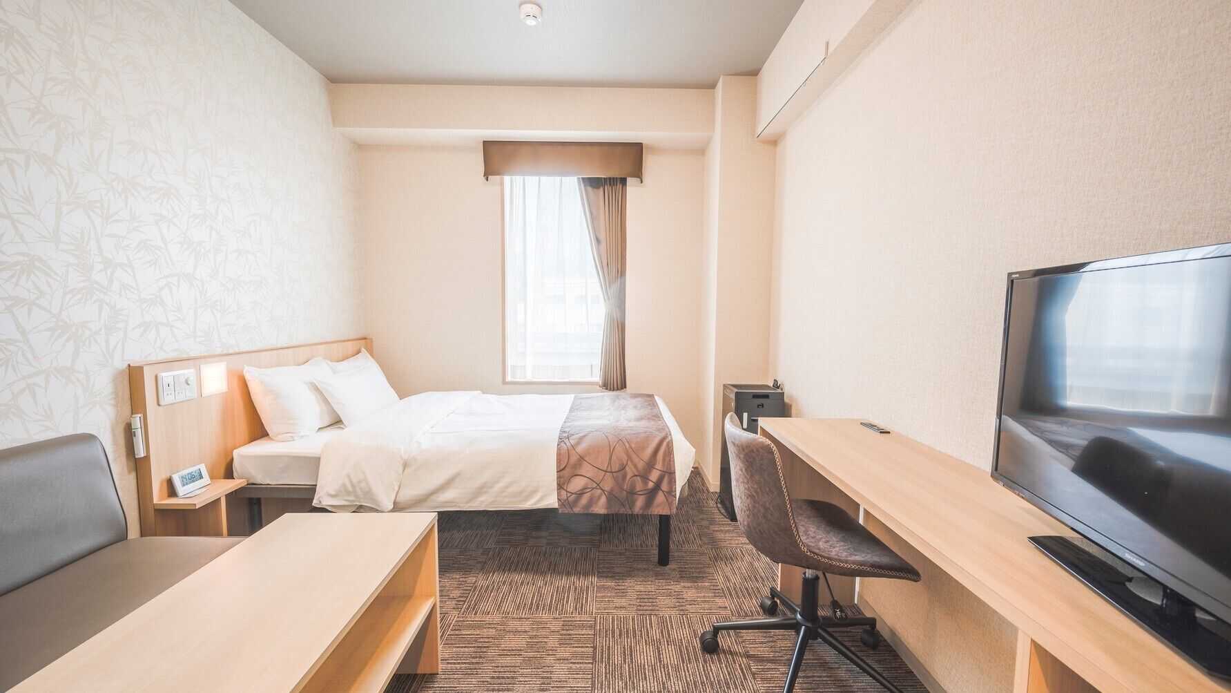 Desk, soundproofing, free WiFi