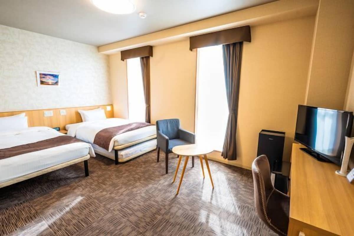 Desk, soundproofing, free WiFi