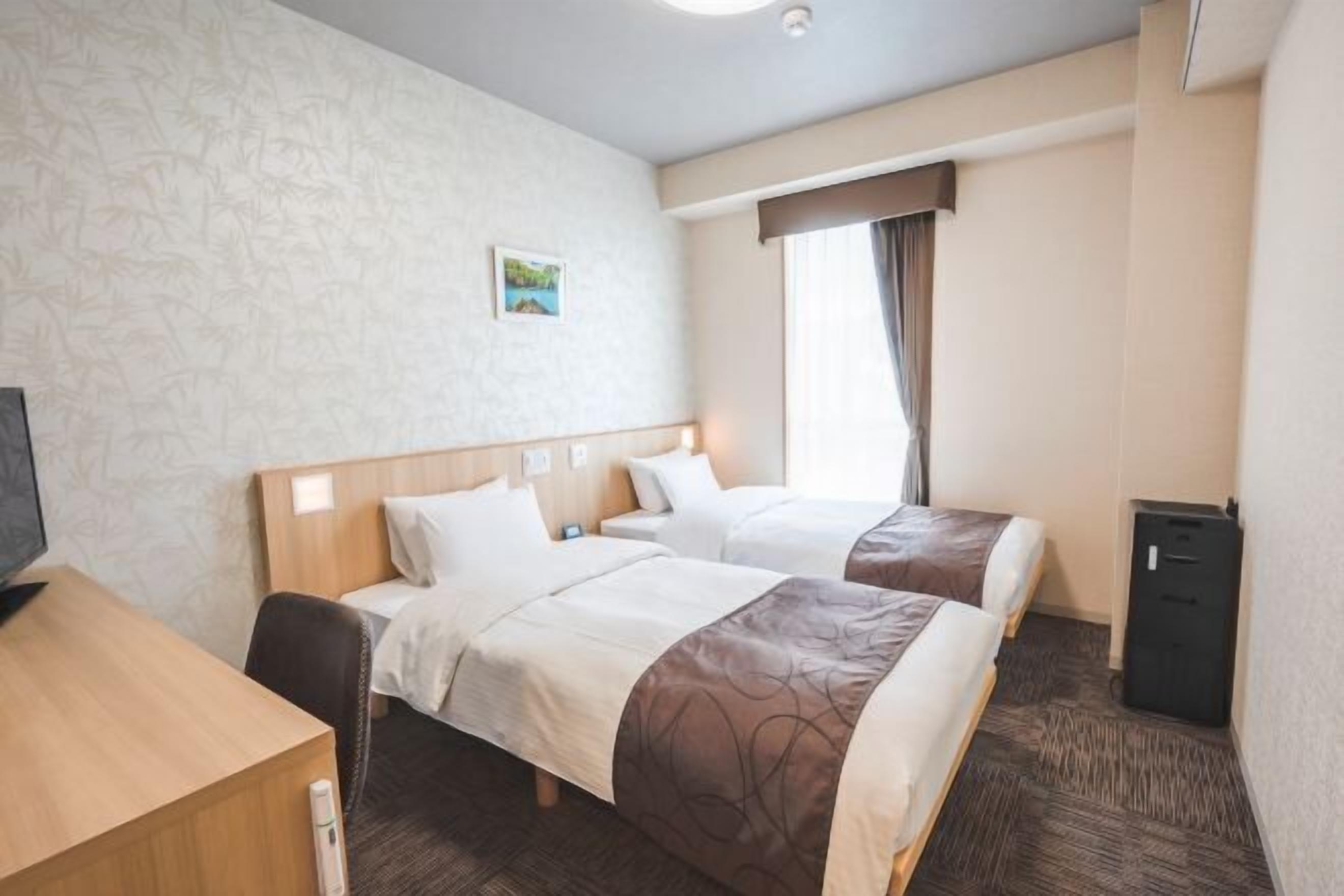 Skrivebord, lydisolert og wi-fi (inkludert)