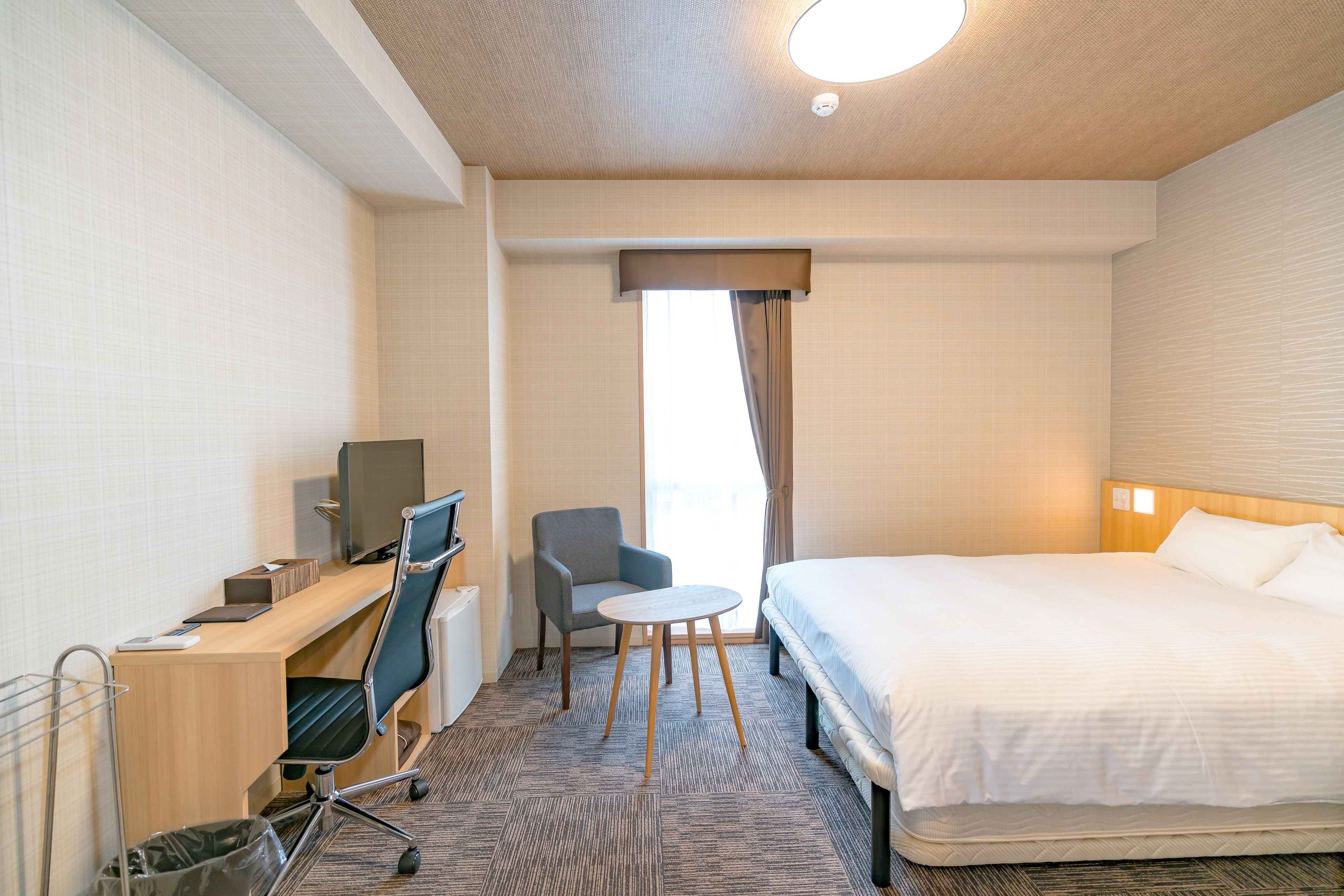 Desk, soundproofing, free WiFi