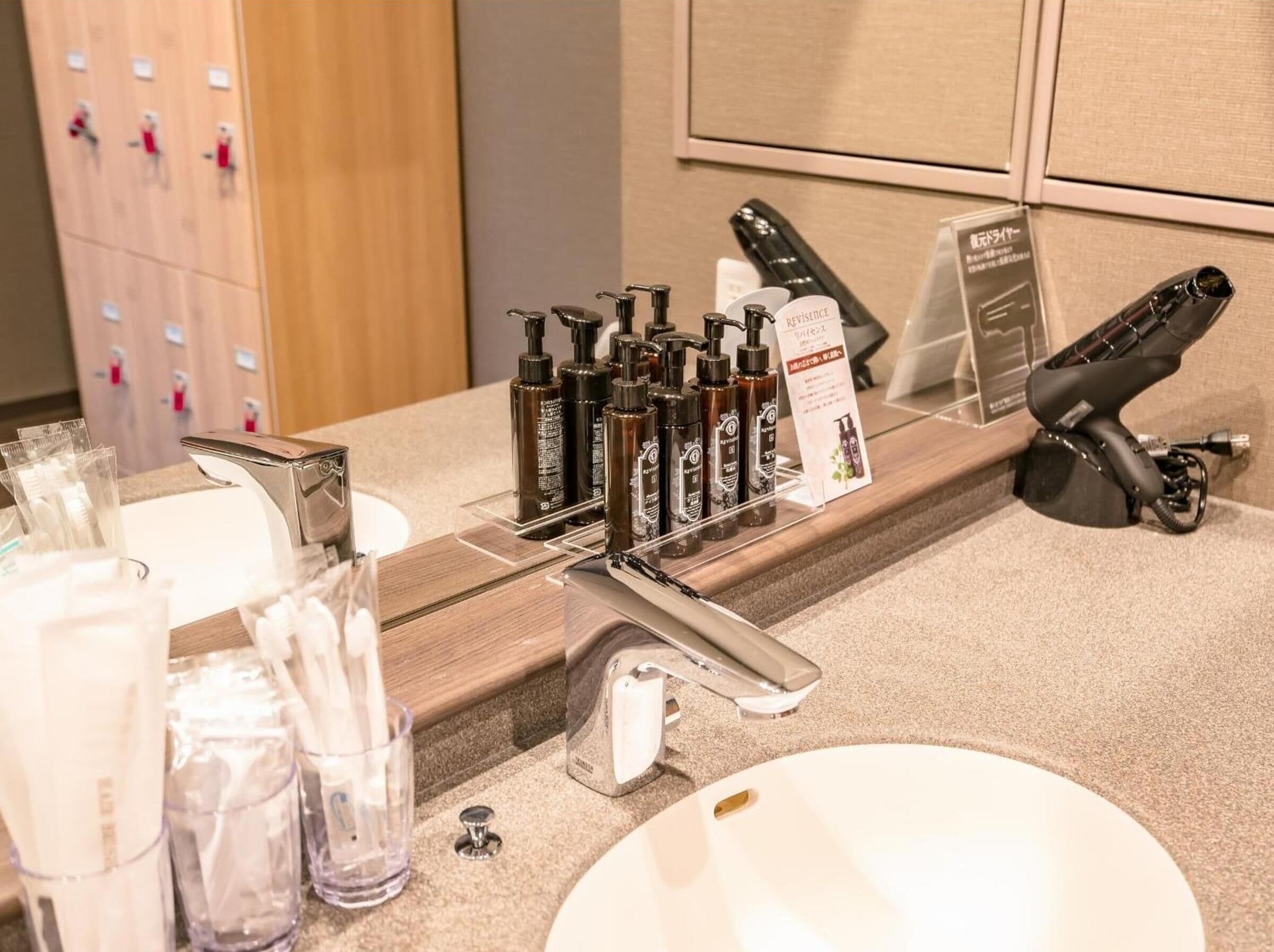 combined shower/bathtub, free toiletries, hair dryer, slippers