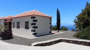 A building with a tiled roof, a gravel driveway, and a stone wall. - Casa Luque, La Punta, Spain (Tijarafe)