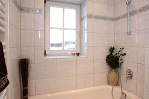 Shower, hair dryer, towels - Vacation apartment Watzmannblick, for 2-4 persons (Berchtesgaden)