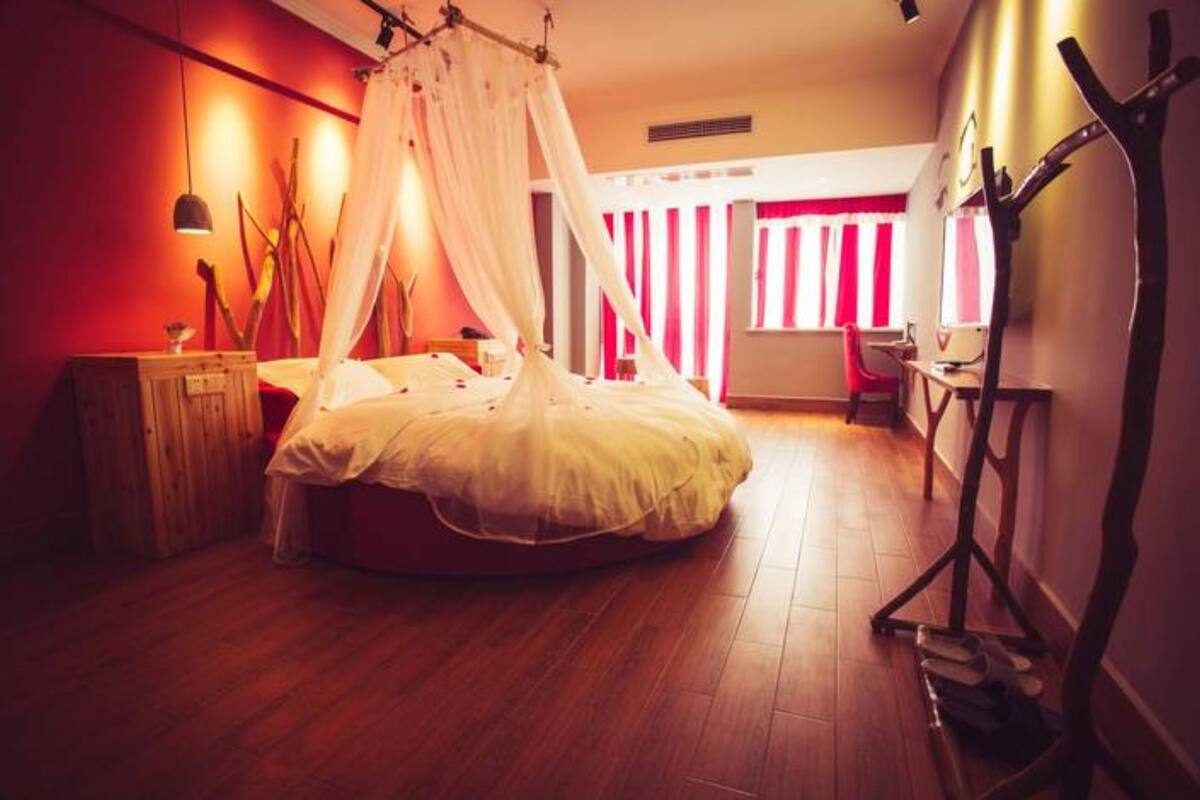 Romantic Double Room | Desk, blackout drapes, free WiFi