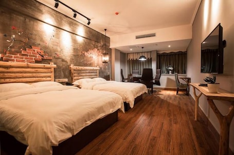 Desk, blackout curtains, free WiFi