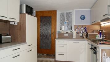 Kühlschrank, Mikrowelle, Ofen, Geschirrspüler