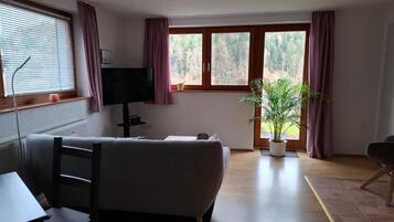 Fernseher, Bücher, Stereoanlage