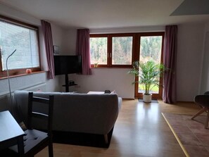 Fernseher, Bücher, Stereoanlage