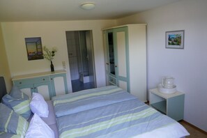 1 slaapkamer, een strijkplank/strijkijzer, gratis wifi, beddengoed