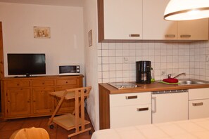 Kühlschrank, Mikrowelle, Herdplatte, Wasserkocher mit Kaffee-/Teezubehör