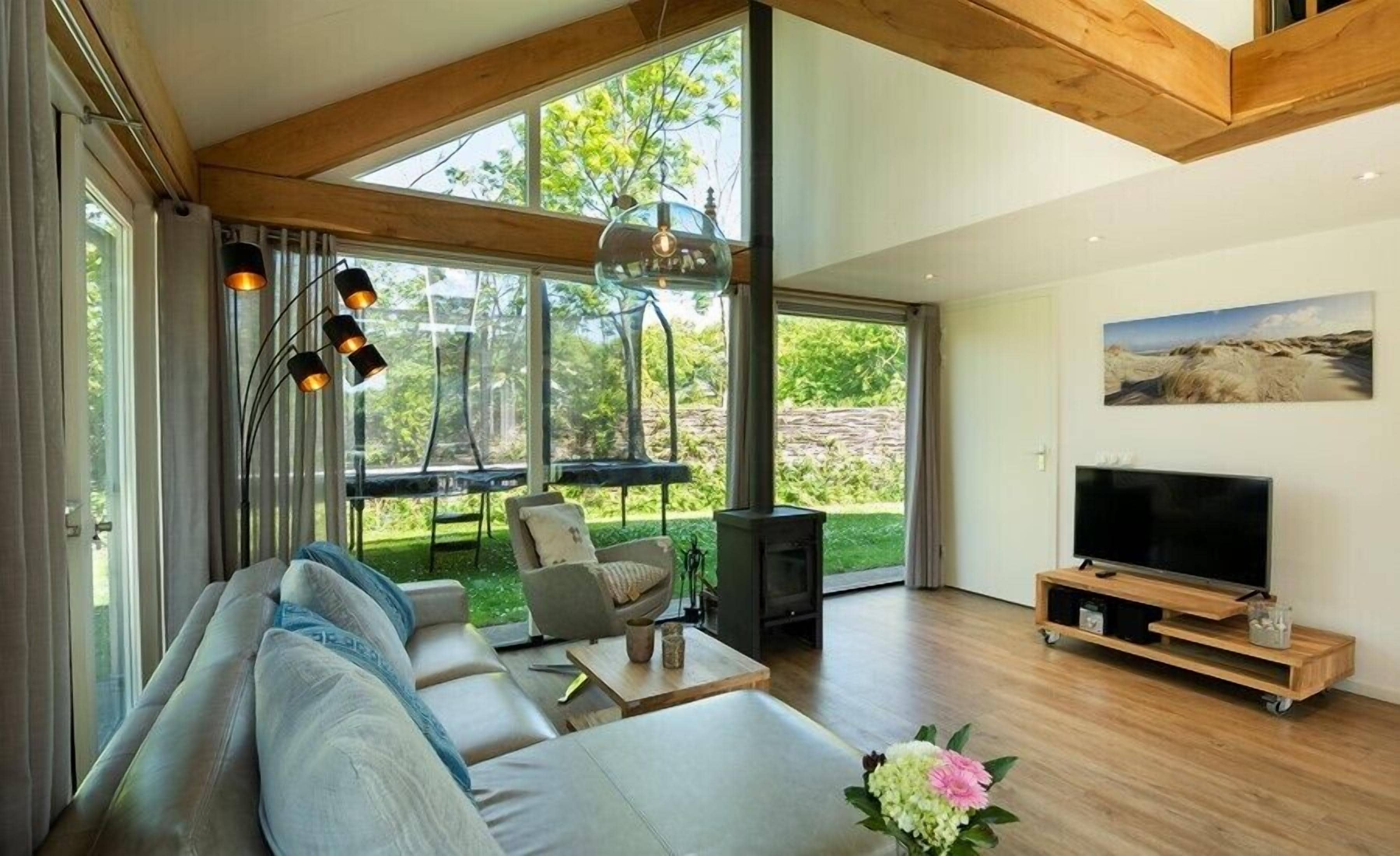 Televisie en een open haard