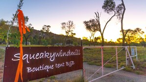 Property entrance - The Squeaky Windmill Boutique BnB (White Gums)