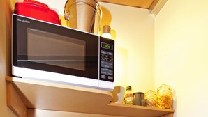 Coffee/tea maker, fridge, microwave, electric kettle - The Squeaky Windmill Boutique BnB (White Gums)