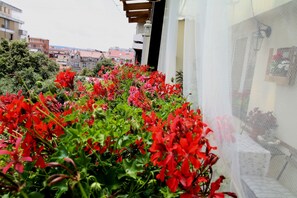 Căn hộ có thiết kế đặc sắc, 2 phòng ngủ, ban công | Ban công