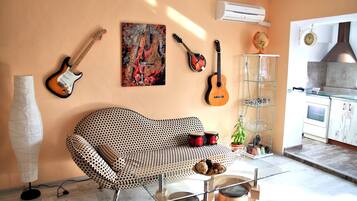 Design Apartment, 2 Bedrooms, Balcony | Living room | Flat-screen TV, MP3 dock