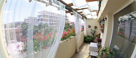 Căn hộ có thiết kế đặc sắc, 2 phòng ngủ, ban công | Ban công