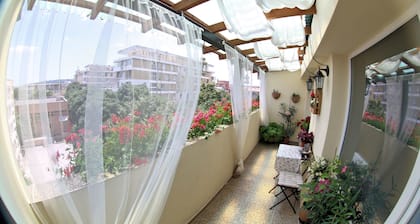 Vintage apartment in the city jungle