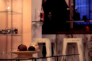 Căn hộ có thiết kế đặc sắc, 2 phòng ngủ, ban công | Phòng khách | TV màn hình phẳng, MP3 dock