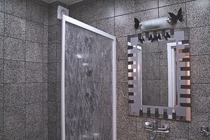 Design-Apartment, 2 Schlafzimmer, Balkon | Badezimmer | Dusche, kostenlose Toilettenartikel, Haartrockner, Hausschuhe