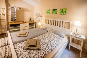 2 bedrooms, desk, travel cot, free WiFi