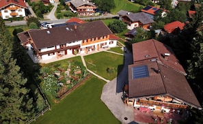 Bauerngarten und Liegewiese von oben
