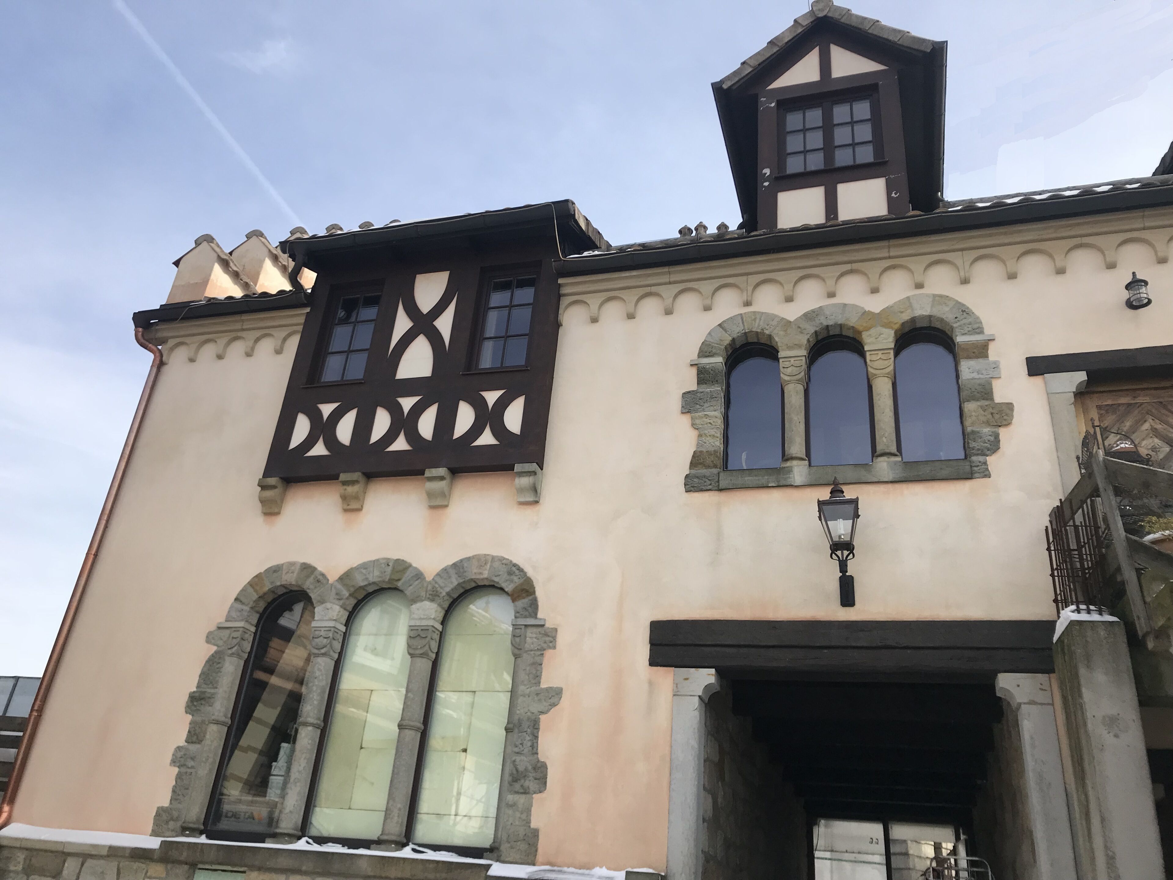 En byggnad med en traditionell arkitektonisk stil, med välvda fönster och en dekorativ fasad.