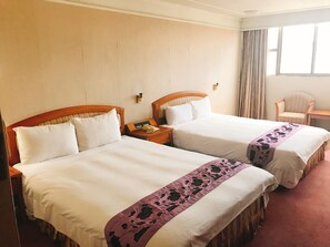 스탠다드 쿼드룸, 침실 1개, 욕조 | 책상, 암막 커튼, 무료 WiFi, 침대 시트