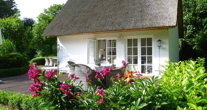 10 Minuten vom Strand, Reetdachhaus mit Spa: Sauna & Whirlpool